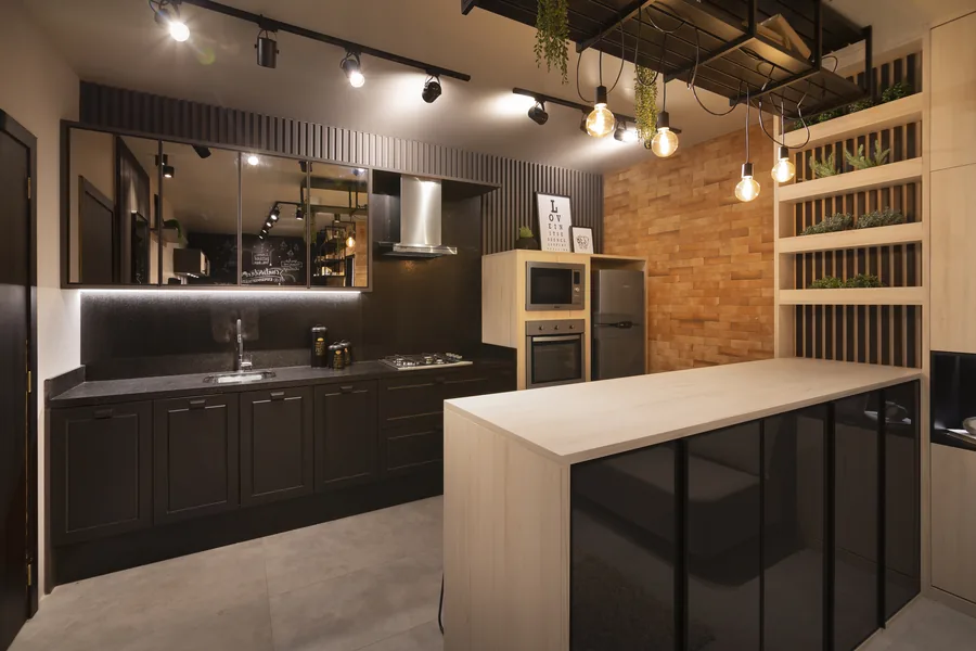 Apartamento completo planejado Italínea com cozinha integrada em tons escuros e madeira
