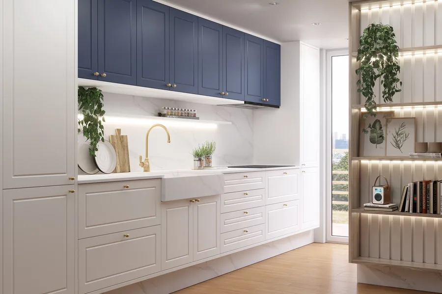 Cozinha planejada Italínea com marcenaria azul-marinho, bancada branca e detalhes dourados